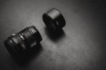 Lens of a camera and the corresponding lens hood