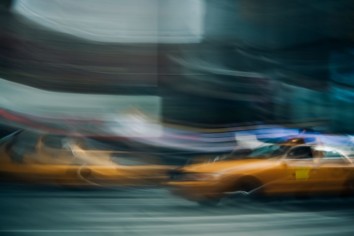 Reciprocal rule Photography written with a blurry image of a yellow taxi in the background